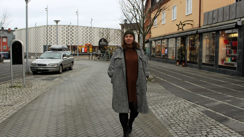 Liza Henriksson vandrar vid området kring Vallonplatsen, där det kommer vara fullt av knallar vid julmarknaden 10 december.