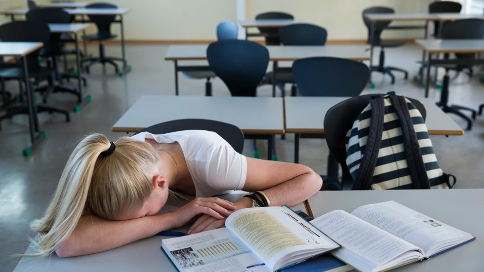 Enligr debattören är läraren den person som bäst kan avgöra vilka läromedel som passar eleverna utifrån deras förkunskaper och behov. 