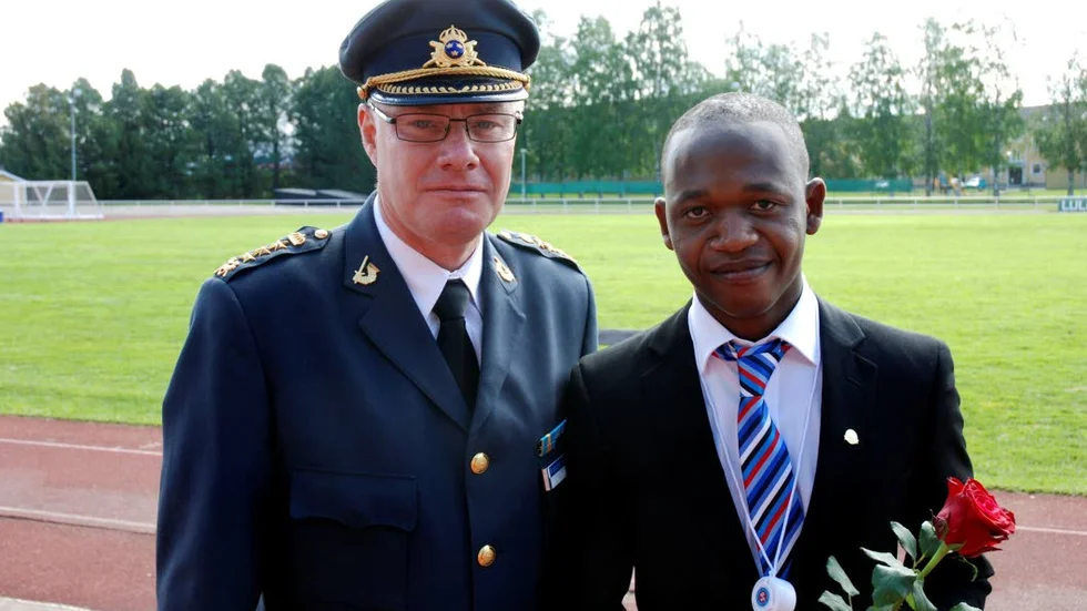 Stipendium. Pistis Muya tilldelades Bernadottestipendiet på Björknäsvallen. Här tillsammans med Överste Lars Karlsson, brigadchef på Norrbottens regemente.