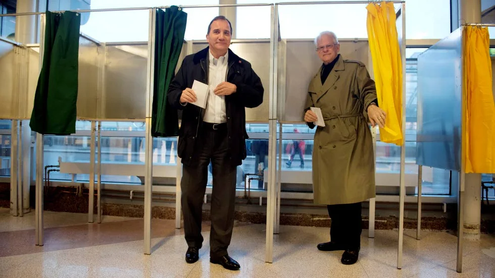 VAL 2014. S har svårt att mobilisera sina traditionella väljargrupper i Europavalen. Men Stefan Löfven och Ingvar Carlsson använde i alla fall sin rösträtt.