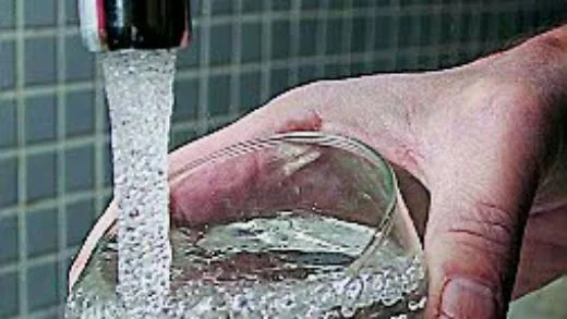 Priset på vatten skiljer sig mycket mellan de norrbottniska kommunerna. Övertorneåborna får i jämförelse två glas vatten för samma pris som Kalixborna får ett glas.