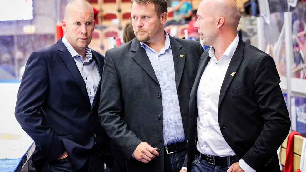 HYLLNINGEN.  Stefan "Skuggan" Nilsson, till vänster, hyllar lagets framtidsman.