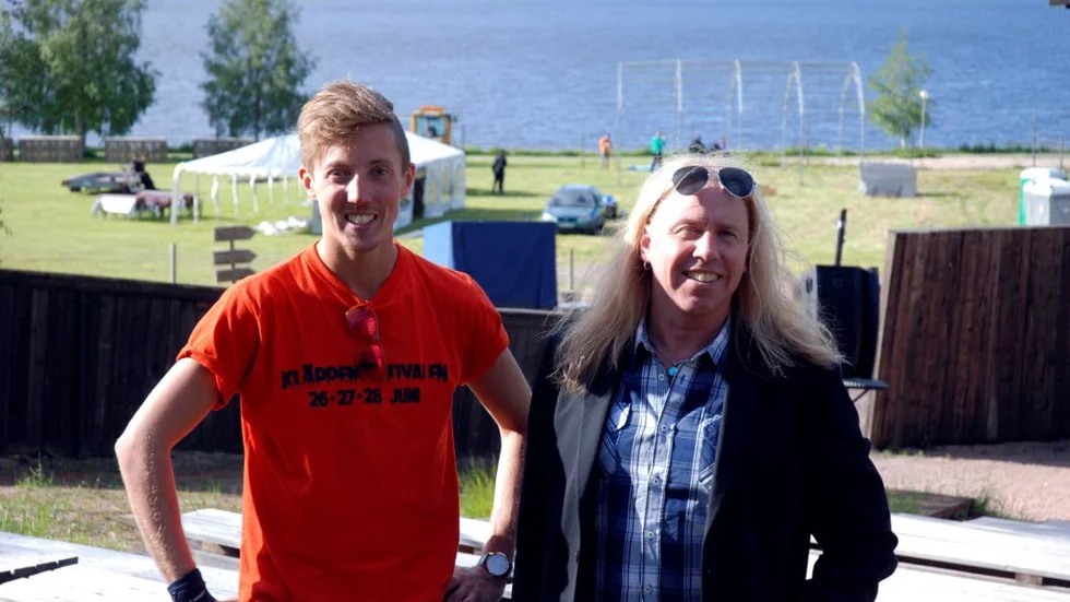 Allsång. Stefan Gunnarsson, här tillsammans med Kläppenfestivalens arrangör Joel Andersson, står på Kläppenteaterns scen vid festivalområdet där ”På gränsen till allsång” kommer att äga rum. ?Foto: Josephine Lindgren