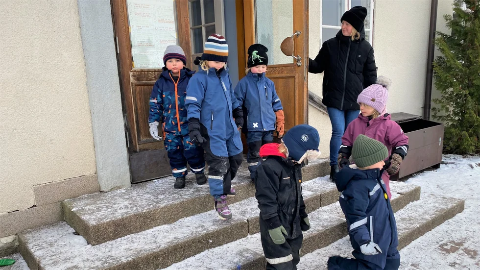Förskolebarnen på Ulrika skola har än så länge några år kvar innan de hamnar i mellanstadiet, men frågan är om det finns någon skola kvar då? Malin Göransson är oroad för framtiden.