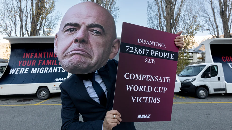 Protester mot Fifas ordförande Gianni Infantino och fotbolls-VM i Qatar i schweiziska Brig. 