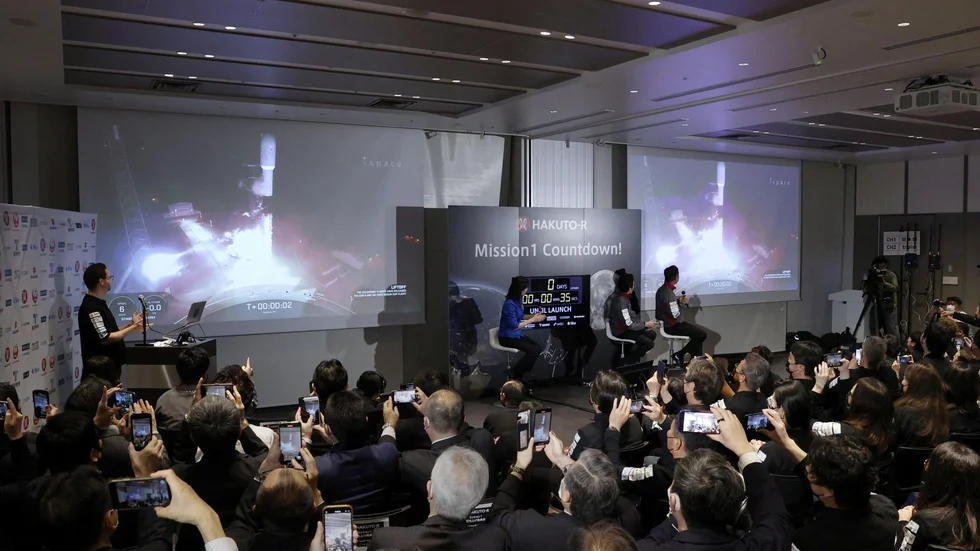 Medarbetarre vid japanska Ispace tittar på uppskjutningen.