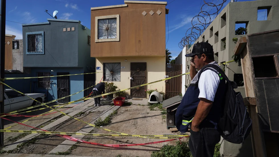 Avspärrningar vid Lourdes Maldonado López hem i Tijuana, en gränsstad som i princip sitter ihop med den amerikanska staden San Diego. En vän till henne står och väntar på att ta hand om den mördade journalistens husdjur. Bilden togs den 25 januari.