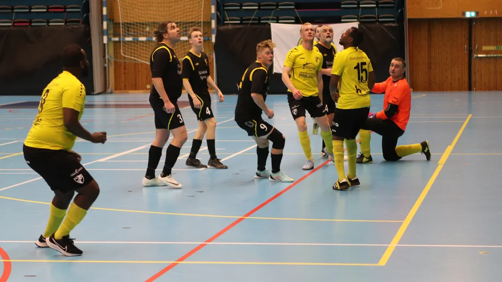 Vart tog bollen vägen? Spelarna i Ericsberg och Björkvik ser undrande ut, men slutresultatet behövde det inte fundera över. Ericsberg vann med 2-0.