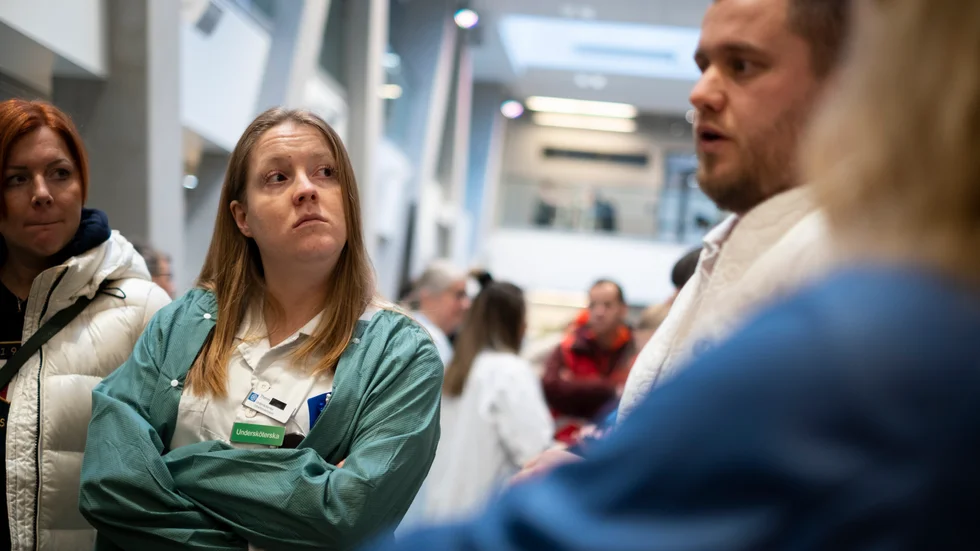"Det är som att de inte uppskattar vår kompetens", säger Theres Wickius undersköterska på infektionskliniken.
Undersköterskorna kommer från olika kliniker, men är eniga – det här tänker de inte acceptera. "Vi måste protestera", säger flera.