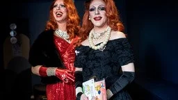 Lady Busty och Miss Shameless ska läsa sagor för barn i Trelleborg