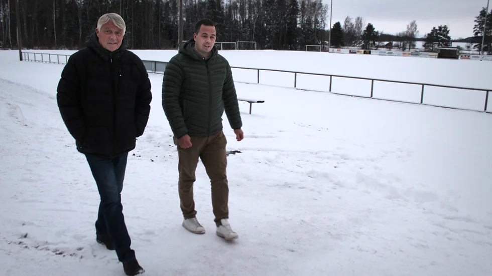 Kassören Anders Bergenstråle och ordföranden Viktor Björk på en vintrig Lundbyvallen. Kommande säsong kan bli den sista hela säsong i anläggningen. Marken ska säljas till Toyota.