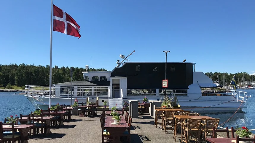 Restaurangbåten M/S Sandskär ser ut att vara på väg bort från Oxelösund efter att ha legat här sedan 2022. Den är just nu till salu. 