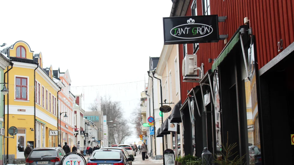Kvinnorna hade varit på efterfest i centrala delarna av Västervik när de mötte mannen längs Östra kyrkogatan.