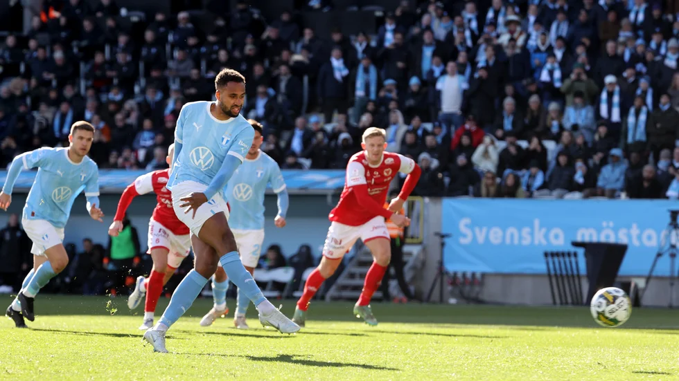 Malmö FF:s Isaac Kiese Thelin gör här mål på straff i den allsvenska premiären hemma mot Kalmar. Målet blev matchens enda.