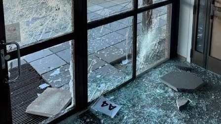 Någon eller några har kastat in cementplattor genom fönstren på ett dörrparti till Bergska skolan.