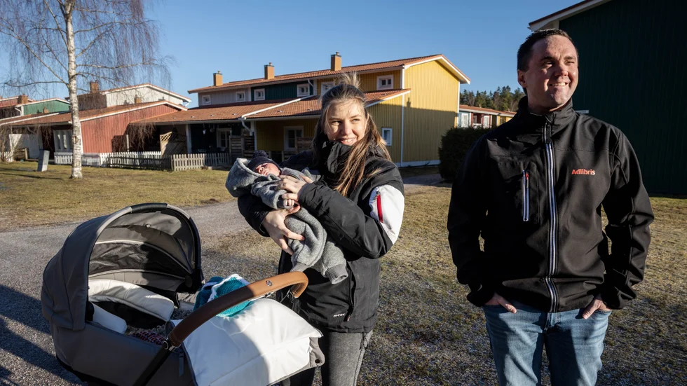 "Vi har letat hus i tre, fyra år. Men vi har fortfarande inte hittat något i Morgongåva", säger Tommy Norberg här med sambon Linda Håfberg och sonen John, en månad gammal. De är nu nära att ge upp flytten till orten.
