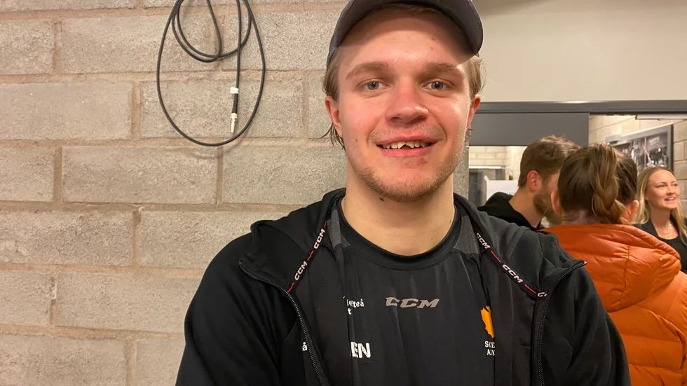 Måns Forsfjäll förlorade framtänderna efter en tackling i den andra perioden. 