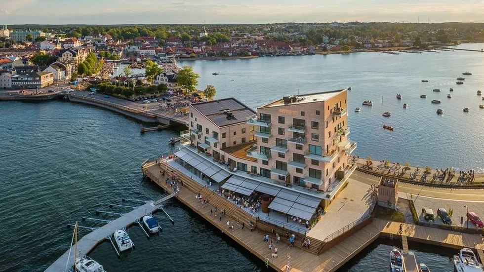 Lägenheten ligger högst upp i det högra huset, på våning 6. Balkongerna vätter mot Skeppsbrofjärden och Slottsruinen.