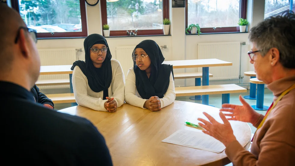Nihaal och Sofia framför sina tankar och synpunkter till enhetschefen Daniel Magnell och verksamhetschefen Marianne Backrud Hagberg, båda från måltidsservice som ansvarar för skolmaten.