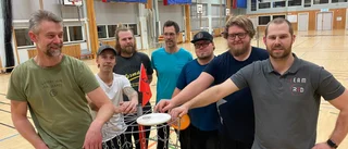 Titta, discgolfen har hittat in i Motalas sporthallar