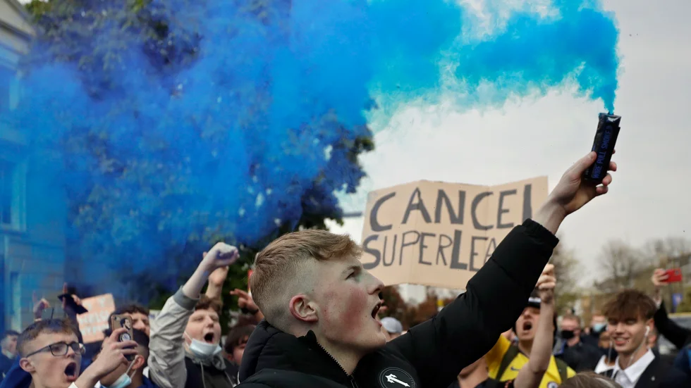 Supportrar protesterar mot den europeiska superligan 2021, här utanför Chelseas hemmaarena Stamford Bridge. Arkivbild.