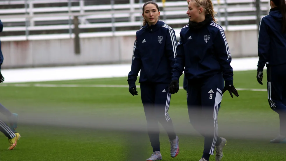 "Vi är båda från Vancouver. Hon är great, visste ju vem hon var och såg upp till henne eftersom hon spelat i landslaget", säger Sakaki om Shannon Woeller.