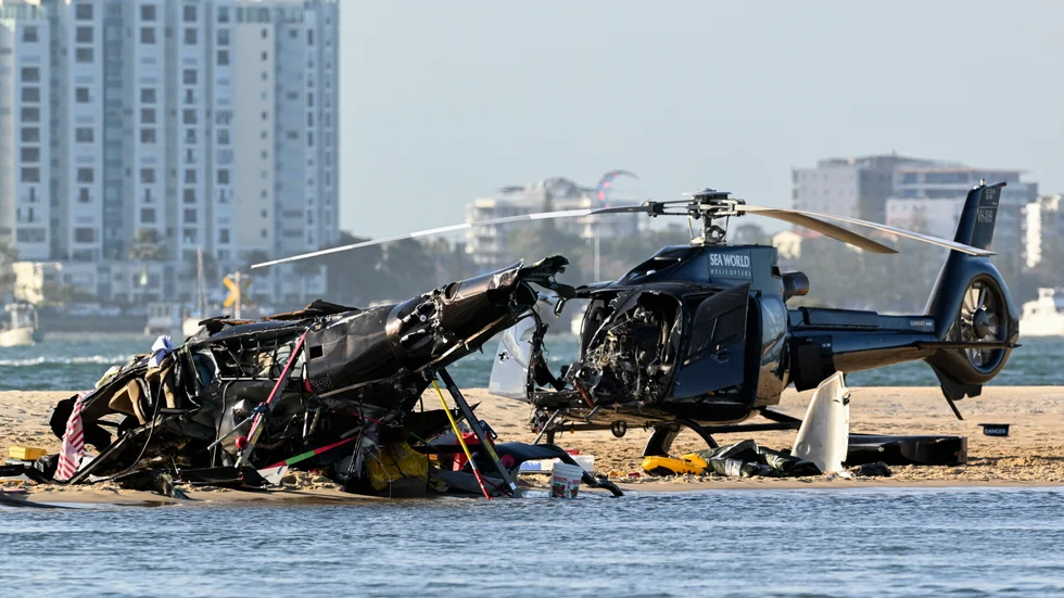 Två helikoptrar krockade i luften vid en Seaworld-park i Australien.