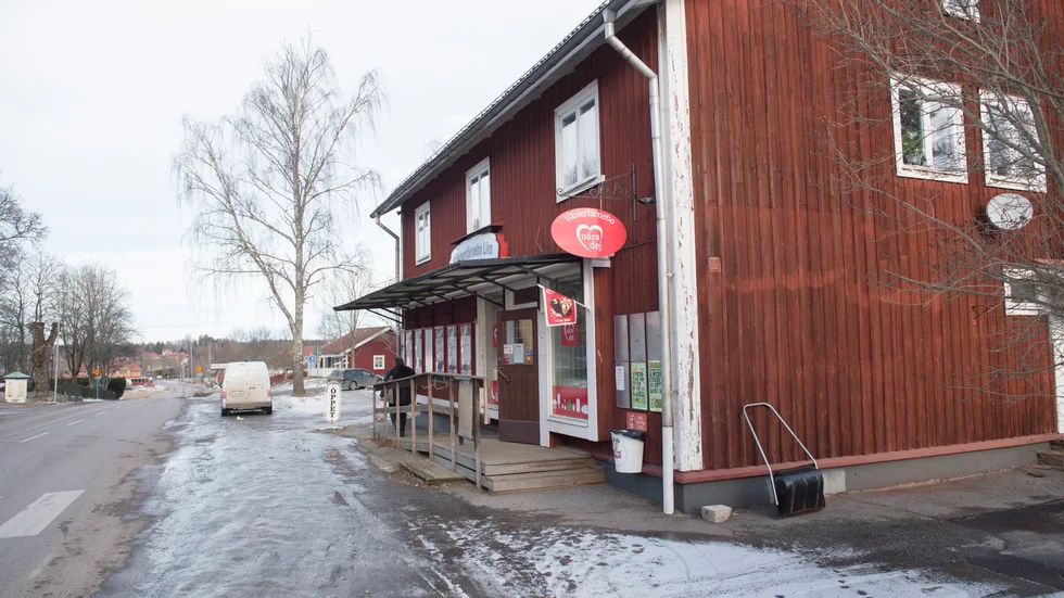 Skribenten tycker att folk ska prioritera sina lokala handlare istället för att åka till större städer.