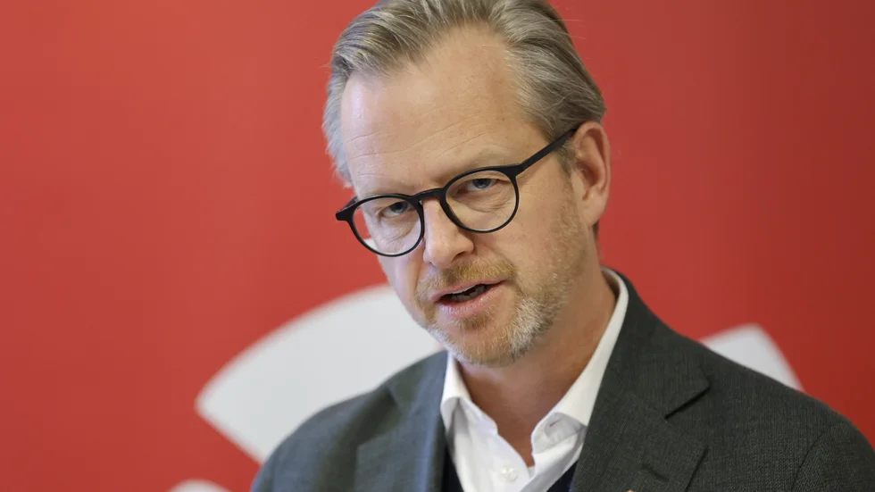 Socialdemokraternas ekonomisk-politiske talesperson Mikael Damberg håller med regeringen om att den tillfälliga skatten på övervinster hos elproducenter inte kunde ha genomförts redan den 1 december. Men det kunde ha skett före den 1 mars, anser han. Arkivbild.