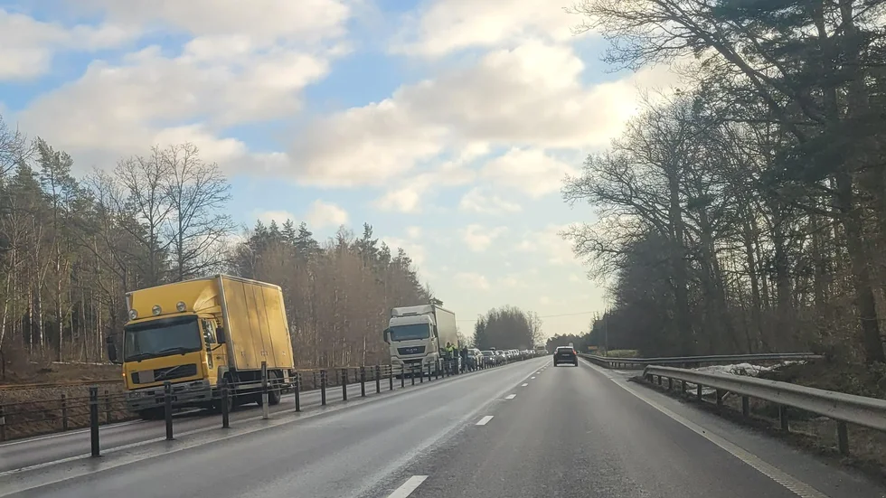 Lastbilen står söder om Hjorten, på den enfiliga sträckan.