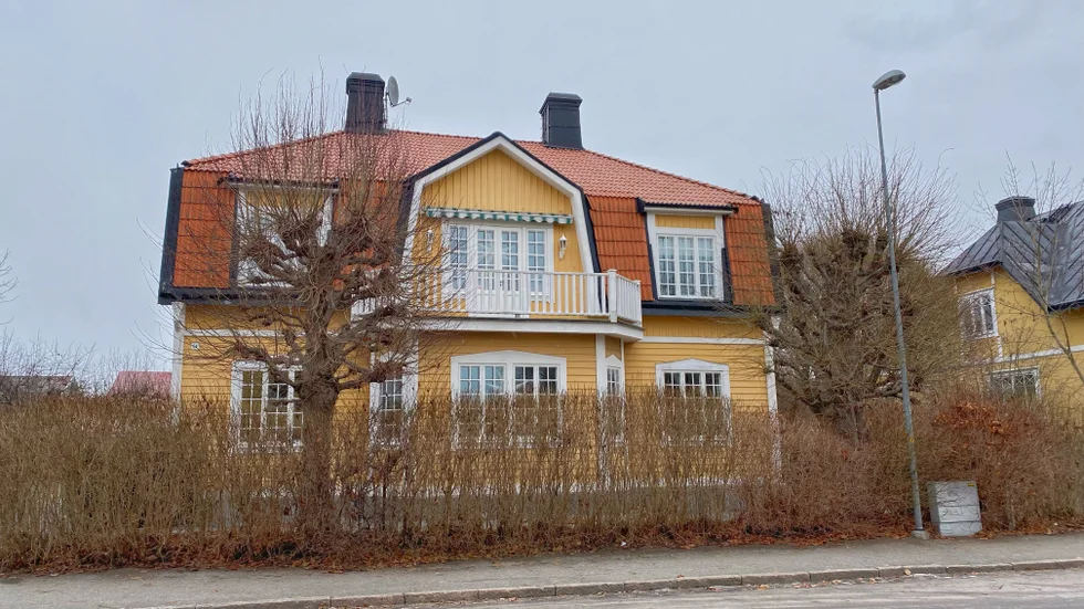 Den här villan från 1910 beskrevs av mäklarfirman som "en stor och vacker villa med åtta kakelugnar och underbar trädgård". Det blev årets näst dyraste husköp med en prislapp på 14,5 miljoner kronor.