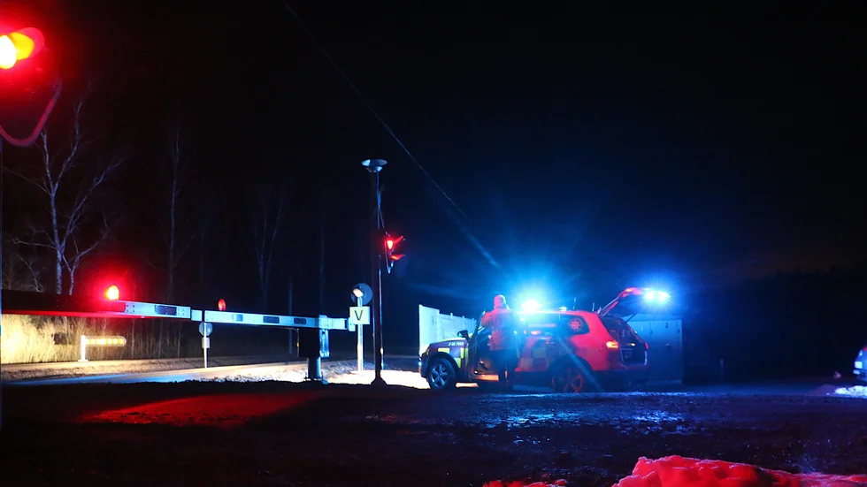 Vid övergången stoppades brandbilarna av bommarna, och det fick bli brytpunkt. Därifrån fick brandmännen gå och bära all sin utrustning.