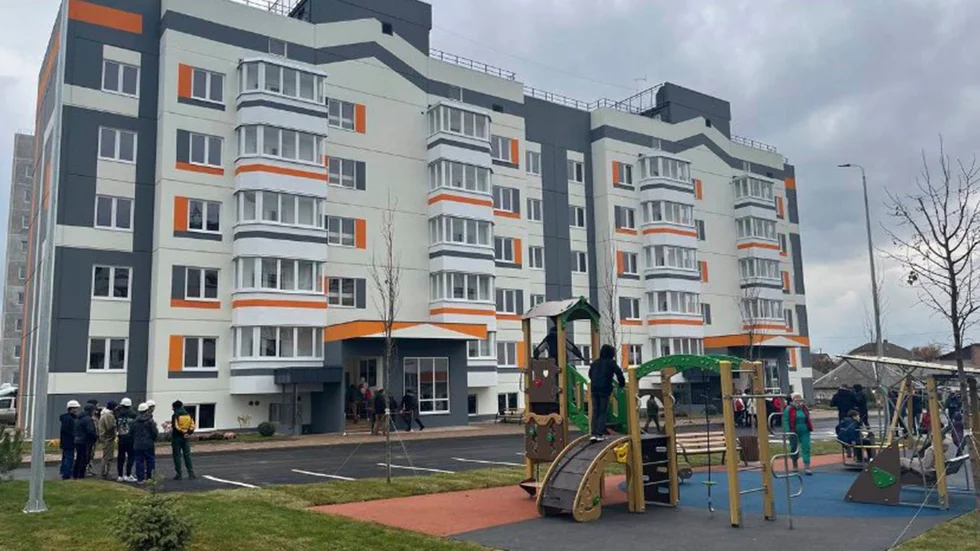 Ett av 14 lägenhetshus som Ryssland har byggt i den ockuperade ukrainska staden Mariupol. De flesta byggnader i staden har förstörts eller skadats av ryska bombningar.