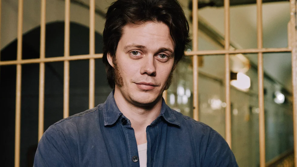 Bill Skarsgård spelar Clark Olofsson i Jonas Åkerlunds tv-serie "Clark" som visas på Netflix. Han gör en fantastisk insats i serien, tycker Catarina Nitz. 