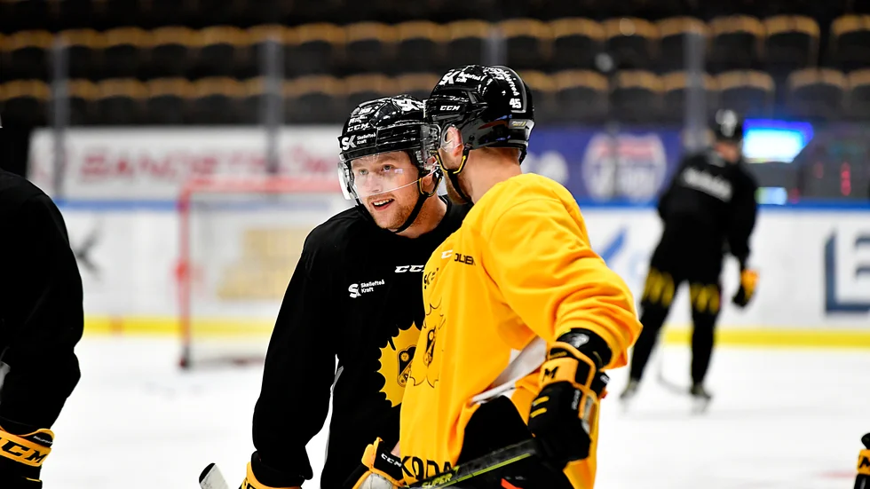 Oskar Nilsson, till vänster, tillsammans med Oscar Möller på Skellefteå AIK:s måndagsträning, dagen innan hemmamatchen mot HV71.