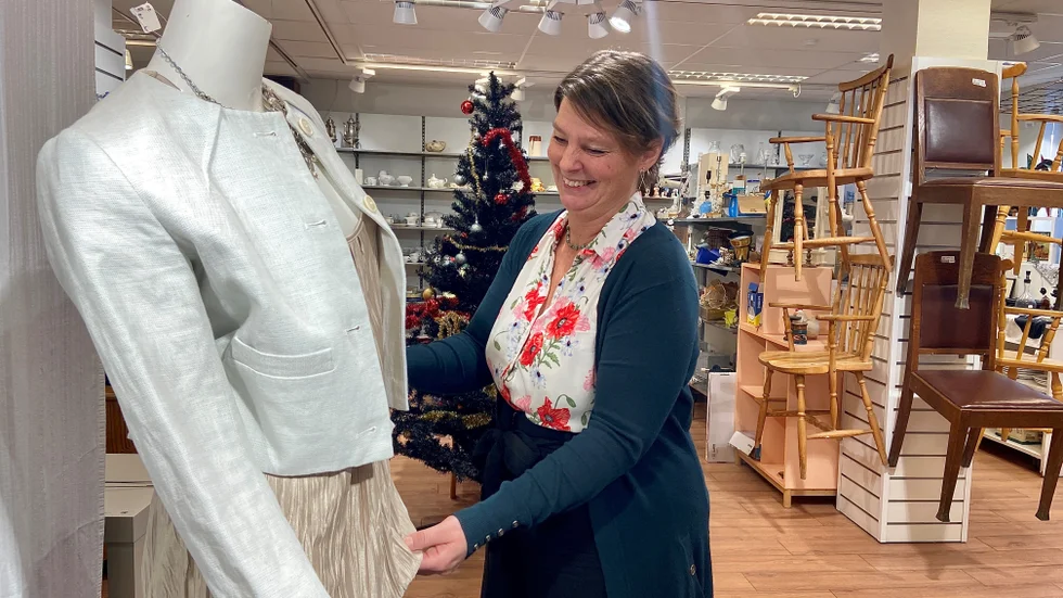 Karina Sandström som är butikschef på Stadsmissionens second hand i Nyköping håller redan på att förbereda inför nyårsskyltningen. I butiken på Storgatan har de märkt att folk som inte köpt begagnade julklappar tidigare hittat hit.