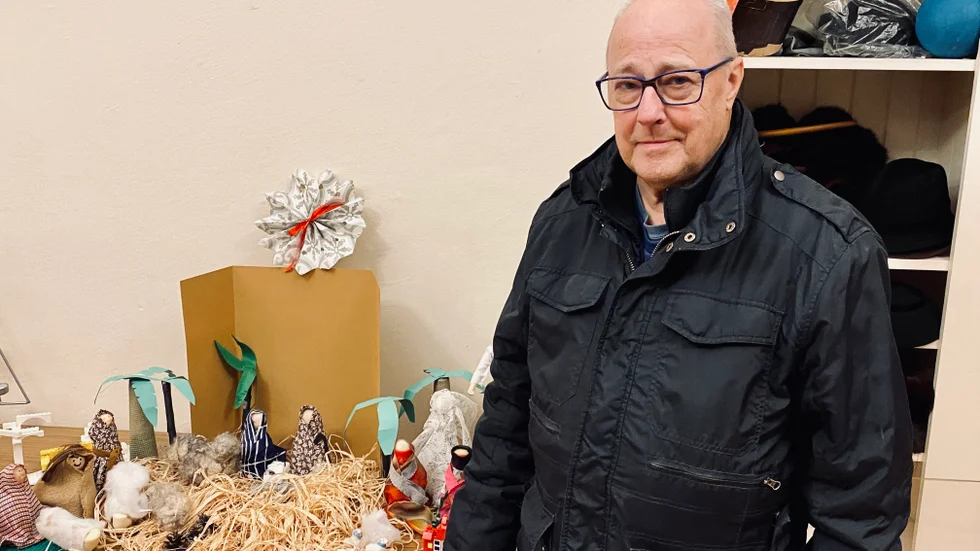 Anders Ahlström framför den julkrubba som församlingsmedlemmarna själva skapade när de inte fick låna krubban från kyrkan.