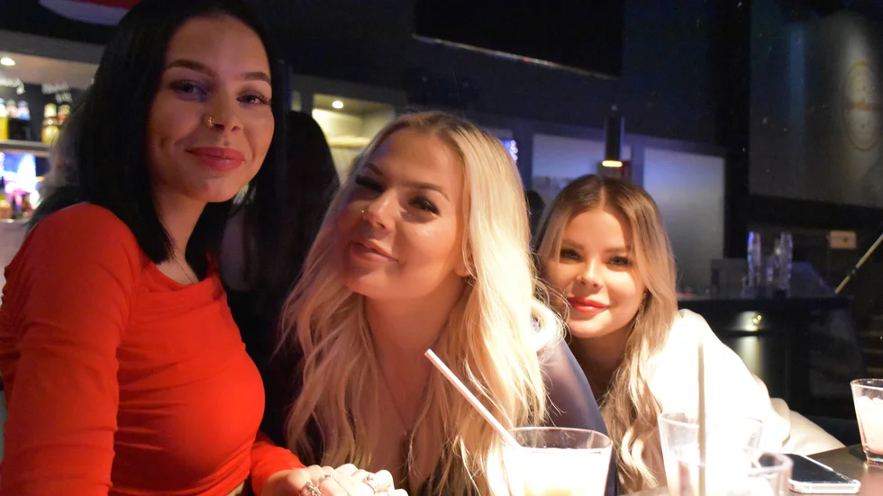 Kompisarna Tilda Eriksson, Tova Eriksson och Julia Larsson tycker under början av kvällen att den är helt okej men hoppas den ska bli bättre.