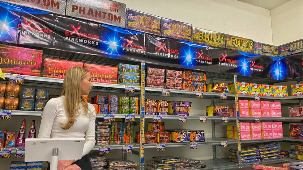 På Pyro event märker Ella Cieslak och pappa Magnus av ett yngre klientel som lockas till fyrverkerierna.