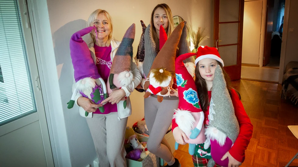 Ganna, Anna och Alisa Tymchura. Idén bakom att sy just gnomer fick de när de kom till Sverige. "Naturen och de röda husen med vita knutar såg ut som i en saga. Jag tänkte att det var en plats för gnomer", säger Anna Tymchura.