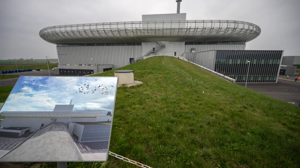 Gräs frodas på den 537 meter långa acceleratortunneln med målbyggnaden i bakgrunden på ESS ( European Spallation Source ) i Lund i november 2022. Arkivbild.