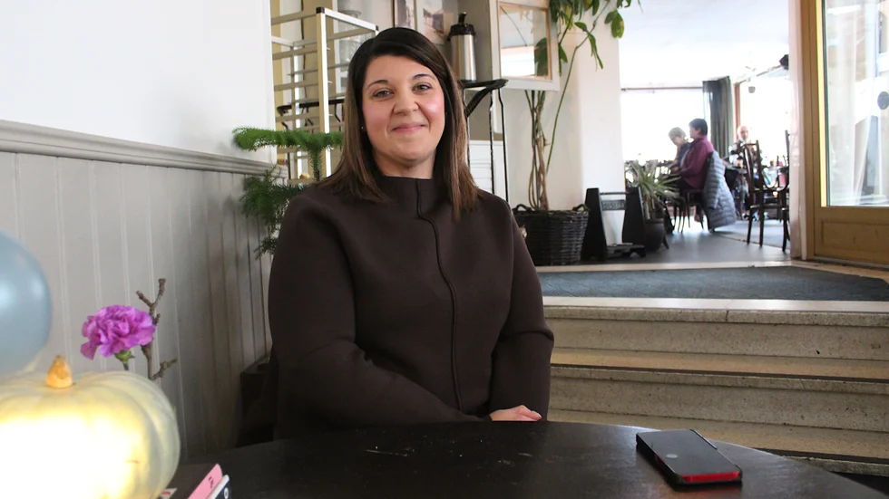 Angelica tar sig tid med en födelsedagsintervju, mellan alla uppdrag.