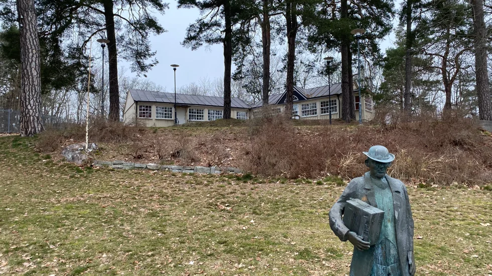 S-fästet på berget intill Kvarnparken blir nu kommunägt. Köpesumma: 1 miljon. Figuren i förgrunden är Skånska Lasse-statyn.