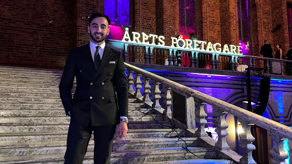 Muhib Lafta, 22, är nominerad till Ica:s entreprenörspris i ungdomskategorin. Här utanför Stockholms stadshus under Årets Företagare-galan 2022.