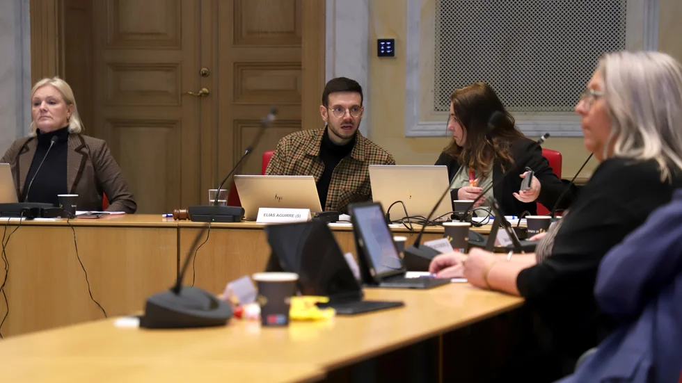 Elias Aguirre (S) ordförande i barn- och ungdomsnämnden diskuterar med nämndsekreterare Susanne Lindqvist. Till vänster Karin Olanders, tf utbildningsdirektör.