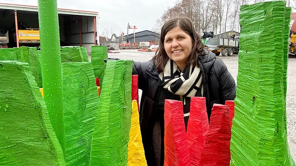 Anna-Karin Gävert, stadsträdgårdsmästare vid Enköpings kommun, vid parkkontorets nytillverkade jättetulpaner som ska pryda rondellerna i påsk. Det blir lite nyheter i Enköpings parker i år men mycket underhållsinsatser också.