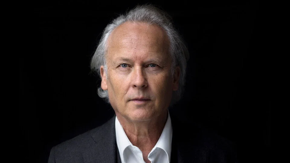 Klas Östergren åker på Sverigeturné och berättar om sitt författarskap.