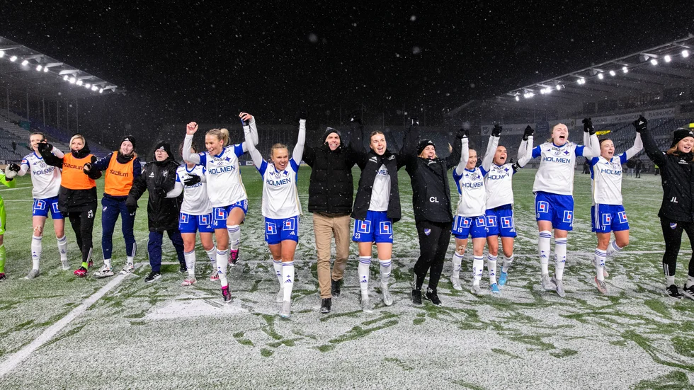IFK jublar med fansen på Curva Nordahl. Bland annat: Ebba Handfast, Erin Nayler, Elsa Burvall, Jennie Egeriis, Tor-Arne Fredheim, Dilja Zomers, Christin Lilja, Sabina Ravnell, Molly Wiklander och Vilma Koivisto.