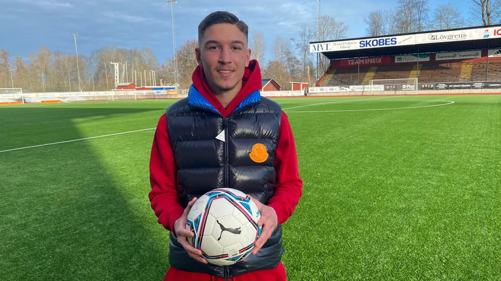 Alem Nezirevic, Motalakillen som är fotbollsproffs i Inter, passade på att vända hem ett par dagar under landslagsuppehållet. "Jag trivs bra", berättade han.