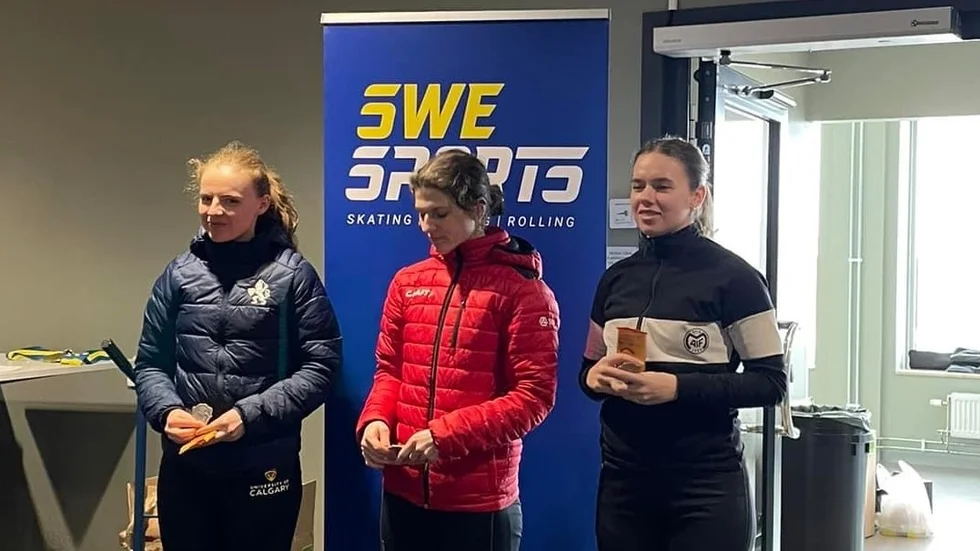 Maifskrinnaren Tina Svensson på prispallen. Det blev totalt sju medaljer för Motalatjejen. Nu är säsongen över för den här gången och under ledigheten ska hon flytta ihop med sin pojkvän. 